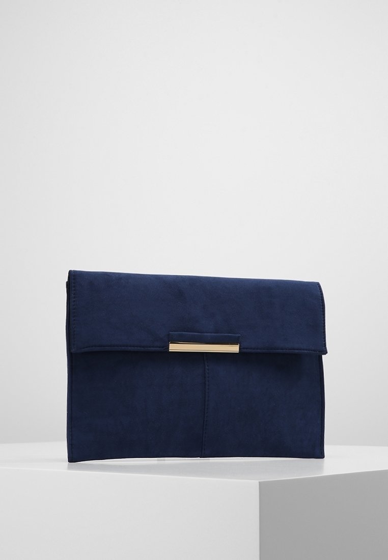 Pochette rectangulaire bleu marine avec rabat rabattable et fermoir rectangulaire doré, exposée sur un socle blanc sur fond gris.