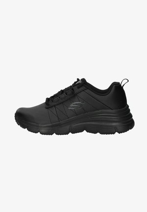 Scarpa sportiva nera con parte superiore in sintetico liscio, pannelli laterali testurizzati e suola ammortizzata. Presenta lacci e un passante sul tallone.
