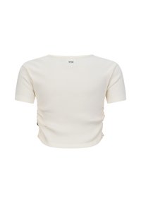 Top corto bianco a costine con maniche corte, dotato di scollatura a barchetta e dettagli arricciati sui lati. Etichetta con logo sul retro.
