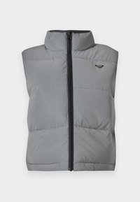 Gilet grigio imbottito senza maniche con colletto alto, cerniera nera frontale e piccolo logo nero sul lato sinistro del petto.