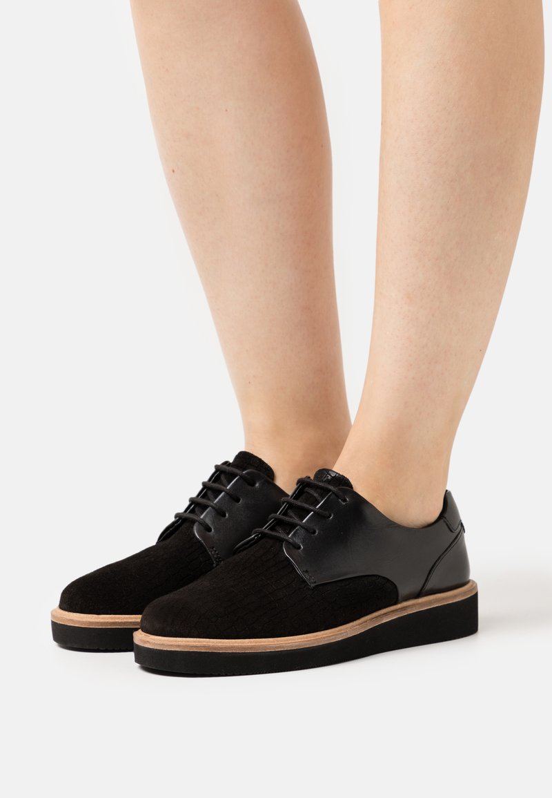 Clarks - BAILLE LACE - Snörskor - black, Förstora