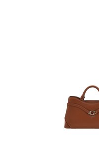 Borsa a mano in pelle marrone con manico superiore e logo Guess in argento sul davanti, mostrata su sfondo bianco.