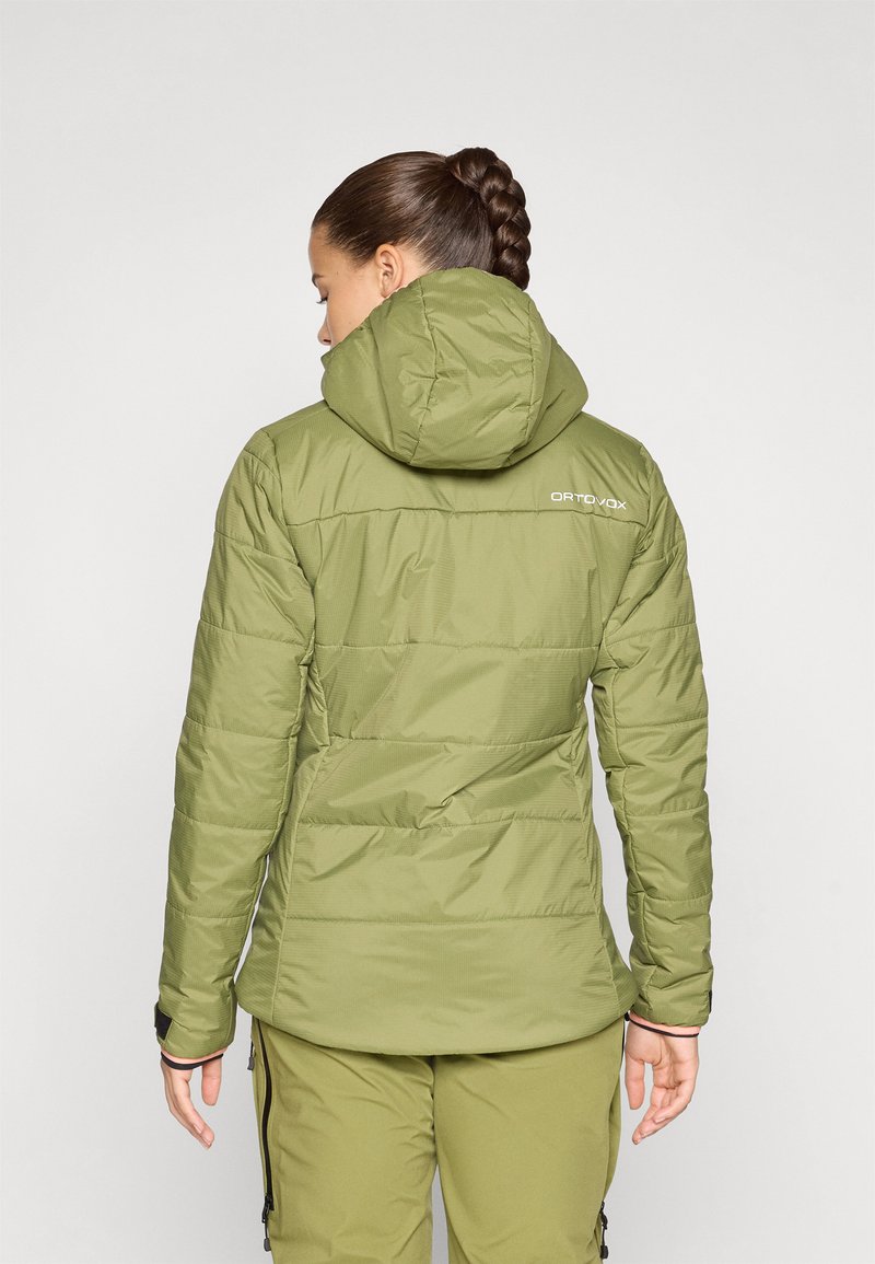 Grüne, isolierte Jacke mit Kapuze, ausgestattet mit einem gesteppten Design und elastischen Bündchen. Logo auf der Rückseite, aus leichtem, wasserabweisendem Material gefertigt.