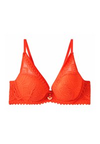 Soutien-gorge en dentelle florale rouge avec un design de bonnet triangulaire, des bords festonnés et des bretelles réglables ; il présente un charm décoratif au centre.
