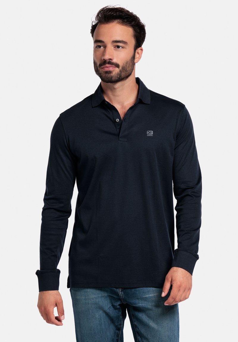 Marineblaues Langarm-Polohemd aus weichem Material, mit einem klassischen Kragen, zwei Knöpfen und einem gestickten Logo auf der Brust.