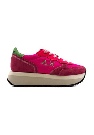 Sneaker in suede e tessuto rosa con dettagli verdi, suola intermedia spessa color crema e suola nera. Presenta lacci rosa e logo sul lato.