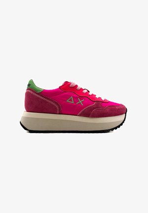 Sneaker in suede e tessuto rosa con dettagli verdi, suola intermedia spessa color crema e suola nera. Presenta lacci rosa e logo sul lato.