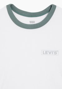 Levi's® GRAPHIC RINGER  - T-shirt con stampa - reflective box tab bright white/darkforest