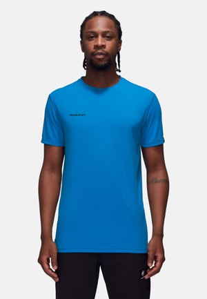 Blauwe sportshirt met korte mouwen en ronde hals, gemaakt van lichtgewicht stof, met een zwart "MAMMUT" logo op de linkerborst.