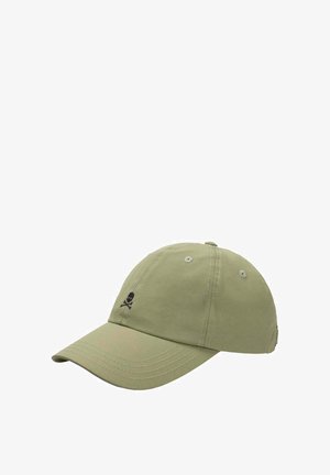 Gorra de béisbol color verde oliva con visera curva y pequeño logo negro de calavera y huesos cruzados en el panel frontal.