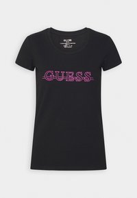 Černé tričko s krátkým rukávem, s růžově orámovaným nápisem "GUESS" umístěným uprostřed na přední straně, kulatým výstřihem a slim fit střihem.