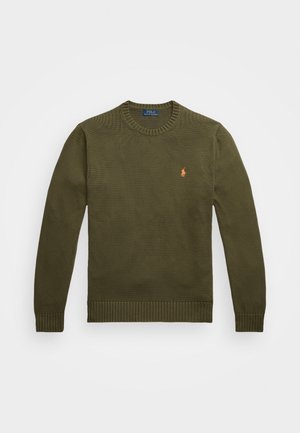 Pull en maille vert olive à col rond, manches longues, avec un petit logo Polo Ralph Lauren orange sur la poitrine gauche.
