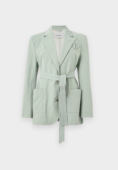 Ανοιχτό πράσινο σακάκι με ζώνη, γιακά με πέτο, δύο μπροστινές τσέπες και κούμπωμα με κουμπιά, παρουσιάζεται σε λευκό φόντο.