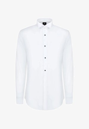 Biała koszula na długi rękaw z czarnymi guzikami i klasycznym kołnierzykiem, przedstawiona na płasko na białym tle.