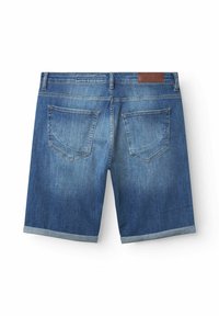 Denim kratke hlače s svetlo modrim pranjem, s podvihanimi manšetami, dvema zadnjima žepoma in rjavim usnjenim etiketom na pasu.
