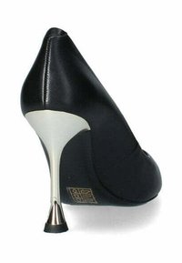 Pump neri con tacco alto e punta affusolata, esterno in pelle lucida, dettaglio argento sul tacco e base del tacco stretta.