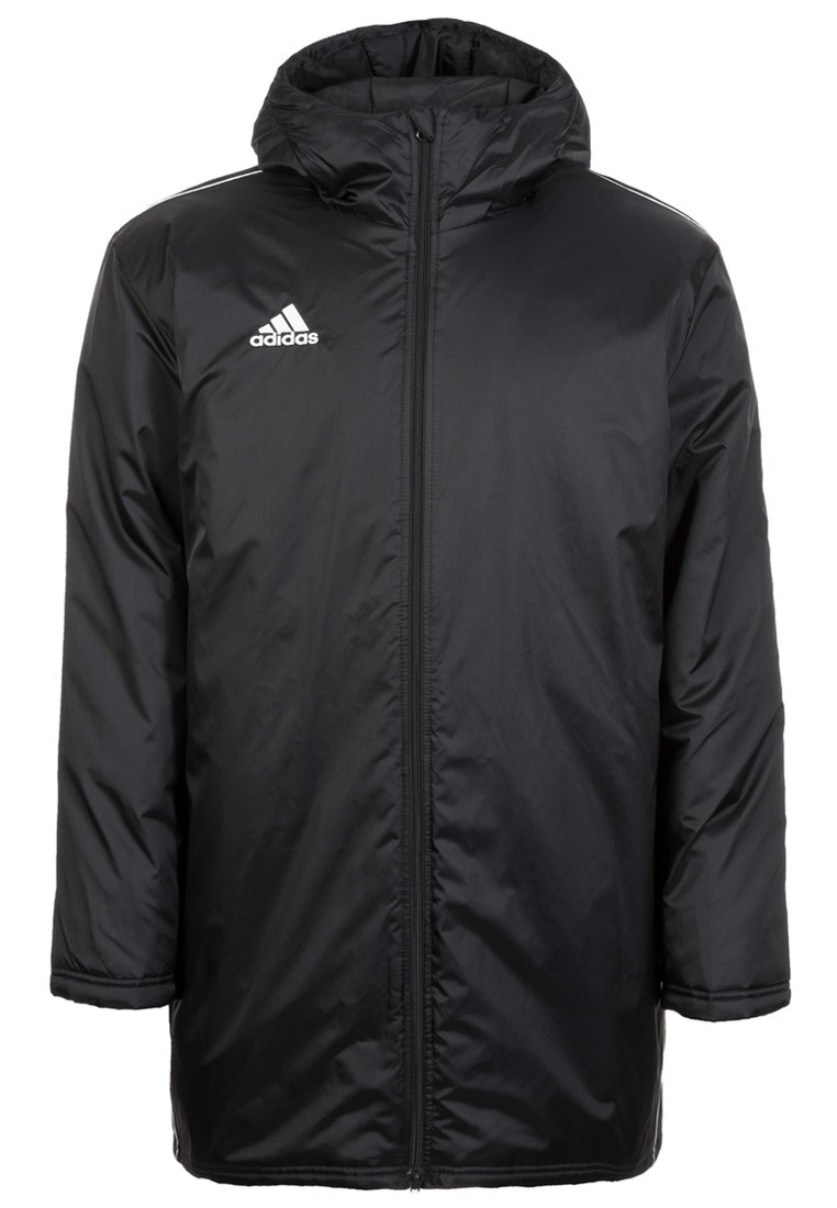 Svart vadderad jacka med huva, dragkedja fram och vit Adidas-logotyp. Slätt, vattentåligt material med två sidofickor och horisontella sömmar.