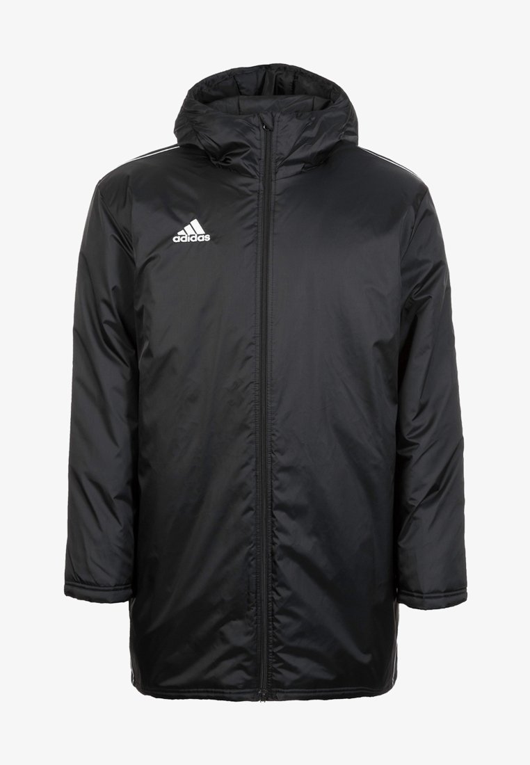 Chaqueta acolchada negra con capucha, cierre de cremallera en la parte delantera y logo de Adidas en blanco. Material suave y resistente al agua, que cuenta con dos bolsillos laterales y costuras horizontales.
