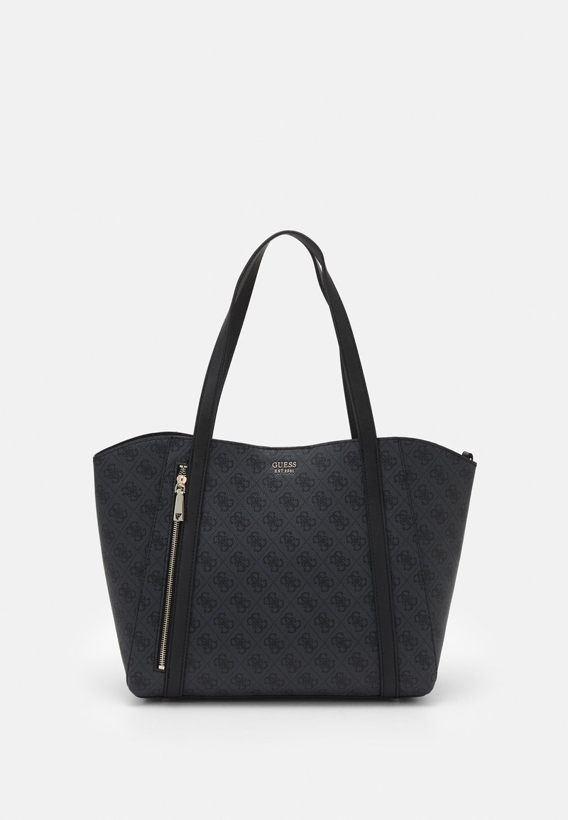 Sac tote Guess noir avec motif monogramme, deux anses, une poche zippée verticale et un logo doré en haut au centre.