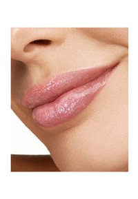 Labios brillantes de color rosa claro con una textura suave, forma ligeramente voluptuosa y un brillo suave; vista en primer plano sobre un fondo neutro.
