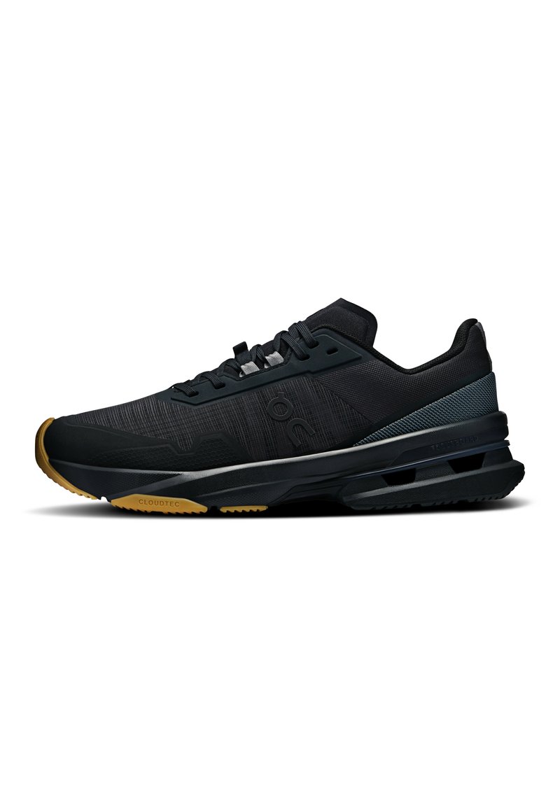 Baskets de course noires pour hommes avec une tige texturée, des accents gris et une semelle extérieure noire rembourrée avec grip en caoutchouc, présentant un design élégant.