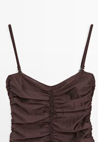 Haut caraco en satin brun froncé avec fines bretelles ajustables et un léger décolleté en cœur.