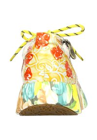 Baskets florales multicolores avec une finition brillante, une semelle épaisse texturée, des lacets jaunes et une étiquette en métal décorative sur le côté.
