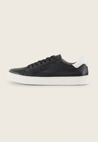 Schwarze Low-Top-Sneaker mit weißer Sohle und Fersenschlaufe, Schnürdesign und dezent geprägtem Markenlogo an der Seite.