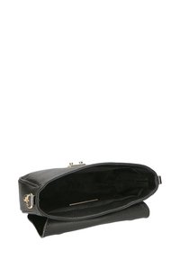 Clutch bag in pelle nera con superficie texture, hardware dorato, chiusura a scatto e interno non foderato che rivela ampio spazio di archiviazione.
