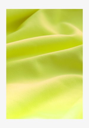 Gelber Stoff mit glatter Textur, versehen mit dezenten Wellen und Falten, der einen lebhaften hellgelben Farbton zeigt.