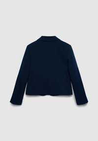 Blazer bleu marine à silhouette ajustée, col à revers cranté, manches longues et texture de tissu lisse. Dos épuré sans ornements.