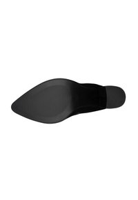 Zapato de tacón alto negro con puntera afilada, que presenta una textura suave en la parte superior y una suela de goma estriada para mejor agarre.