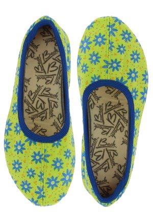 Groene bloemmotief slip-on schoenen met blauwe rand; heeft een patroon van blauwe bloemen op een gele stof; aan de binnenkant is er een beige gestructureerde voering.