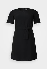 Crna haljina s kratkim rukavima, V-izrezom i pojasom na vezanje. Napravljena od glatkog, laganog materijala. Jednostavan, elegantan dizajn.