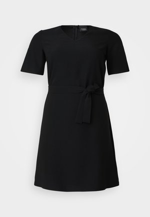 Vestido preto com mangas curtas, decote em V e cinto amarrado na cintura. Feito de um tecido leve e suave. Design simples e elegante.