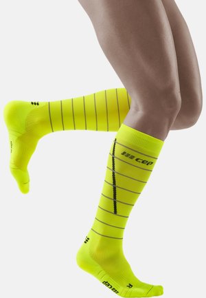 REFLECTIVE COMPRESSION TALL SOCKS MEN - MADE IN GERMANY - Kniestrümpfe - neon yellow