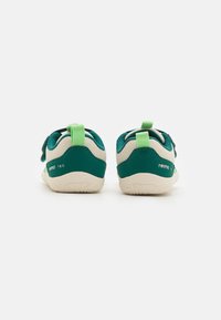 Zielono-beżowe dziecięce buty z siateczkowej cholewki, kontrastującą gumową podeszwą i pętelkowymi uchwytami na pięcie ułatwiającymi zakładanie. Posiadają rzep.