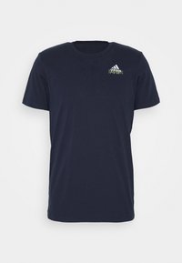Námořnická modrá bavlněná tričko s kulatým výstřihem, krátkými rukávy a zeleno-bílým logem Adidas na horní levé části hrudi.