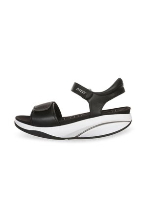 Sandal de cuero negro con tira ancha, hebilla ajustable y plantilla blanca. Presenta una forma redondeada y una suela texturizada para mayor comodidad.