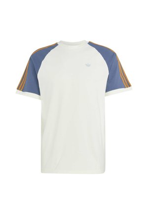 Chemise blanche à manches courtes avec manches raglan bleues et rayures orange, avec un petit logo Adidas bleu sur la poitrine.