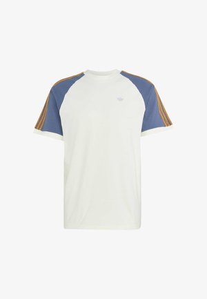 Chemise blanche à manches courtes avec manches raglan bleues et rayures orange, avec un petit logo Adidas bleu sur la poitrine.