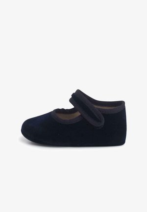 Marineblaues Samtischläppchen mit abgerundetem Zehenbereich, elastischem Riemen und weicher Innenverkleidung, ausgestattet mit einer niedrigen, gepolsterten Sohle für zusätzlichen Komfort.