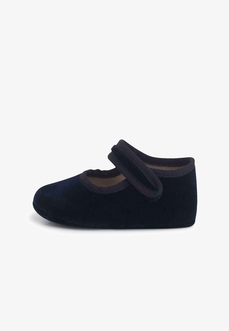 Chausson en velours bleu marine avec un bout arrondi, une sangle élastique et un intérieur doux, doté d'une semelle basse et rembourrée pour le confort.