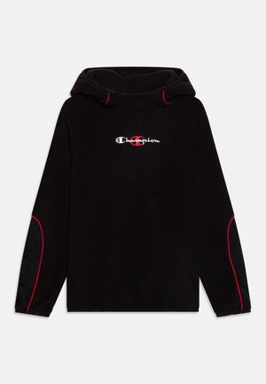 Czarna bluza Champion z polaru z logo na przodzie, czerwonymi akcentami na rękawach i kapturem, przedstawiona na jednolitym tle.