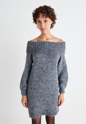 Hallituspuu hall off-the-shoulder kootud kleit, millel on ribitud kaelus ja pikad, veidi poufse varrukad. Pehme, tekstuuriga kangas, millel on keha külge järgnev siluett.