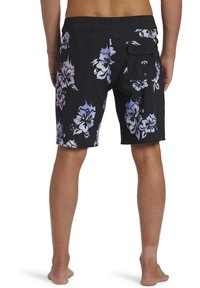 Costumi da bagno neri con un motivo floreale nelle tonalità di blu e viola. Caratterizzati da una tasca posteriore e una vestibilità aderente, realizzati in materiale leggero.