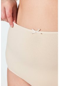 Beige Baumwoll-Unterwäsche mit hohem Bund, einer glatten Textur und dünnem elastischem Bund, mit einer kleinen dekorativen Schleife oben.