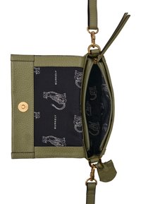 Clutch in pelle verde oliva con superficie texturizzata, hardware dorato e interno nero caratterizzato da un motivo leopardato e logo.