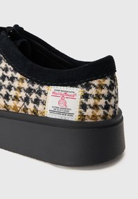 Must have mustriga mustreeritud houndstooth villane ülemine osa. Lisatud etikett küljele; seemisnahast aktsendid krael.