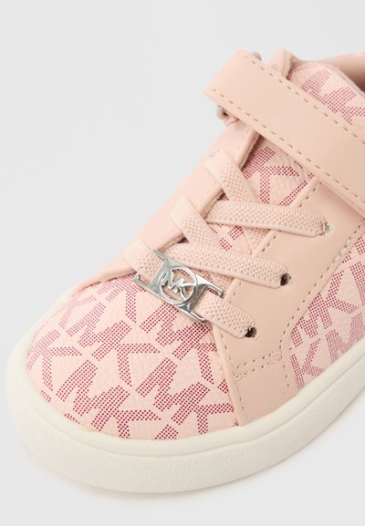 Ροζ παιδικό αθλητικό παπούτσι με ύφασμα με σχέδιο, λουράκι Βέλκρο, κορδόνια και ασημένιο μεταλλικό λογότυπο της μάρκας στη λευκή σόλα.